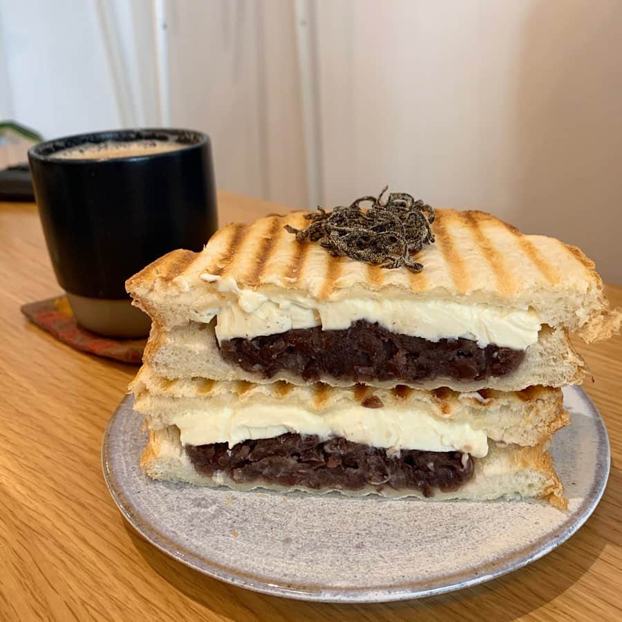 りょうくんグルメさんのインスタグラム写真 - (りょうくんグルメInstagram)「【世田谷 citycoffeesetagaya】 絶品あんチーズホットサンド！！！ ㅤㅤㅤㅤㅤㅤㅤㅤㅤㅤㅤㅤㅤ 🏠#世田谷　#citycoffee 🚶‍♂️世田谷駅徒歩3分 📖BBQホットサンド(¥1100+tax) あんチーズホットサンド(¥1100+tax) ドリンク付き ㅤㅤㅤㅤㅤㅤㅤㅤㅤㅤㅤㅤㅤ ホットサンドはドリンク付きのメニューのみ。 ㅤㅤㅤㅤㅤㅤㅤㅤㅤㅤㅤㅤㅤ BBQはわりとジャンキーでパンがさくっとしてる ポークが一晩かけて煮込んでるらしくたしかにホロホロ！ ツナっぽい食感で、パンに染み込んでた！  あんチーズのチーズはクリームチーズ！ 個人的にあんチーズのほうが好きだった！ 上に乗った塩昆布でしょっぱく味も調節できるし、パンがもちもちしてた！ ㅤㅤㅤㅤㅤㅤㅤㅤㅤㅤㅤㅤㅤ 見た目はBBQだけど見た目ほど衝撃がない感じだったからあんチーズの方オススメ！！！ 食後に友達と話したけど同意見だった〜 ㅤㅤㅤㅤㅤㅤㅤㅤㅤㅤㅤㅤㅤ クリチー求めに行くのいいと思う！ 2人で行ってシェアしてたべるのが甘としょっぱ両方食べれてオススメかな！ いい感じの満足感！ ㅤㅤㅤㅤㅤㅤㅤㅤㅤㅤㅤㅤㅤ 朝8:30〜18時までやってる。 ちょっと贅沢なモーニングにも良き！ ㅤㅤㅤㅤㅤㅤㅤㅤㅤㅤㅤㅤㅤ こんなにいい感じのホットサンド出すお店って都内でここだけだし、カフェ巡り好きな人は一度は訪れたいお店！  ドリンクセットの生姜ほうじ茶がうまかった！ これ食後に飲むと満足度高い〜 ㅤㅤㅤㅤㅤㅤㅤㅤㅤㅤㅤㅤㅤ わりと不定休の日多いらしいからお店のインスタチェック！ ㅤㅤㅤㅤㅤㅤㅤㅤㅤㅤㅤㅤㅤ 店内は落ち着いた雰囲気。 家族の写真なのかな？お店に写真がけっこう飾ってあった。 テーブルが三つに、大テーブル一つ、おひとり様席四つ。 ㅤㅤㅤㅤㅤㅤㅤㅤㅤㅤㅤㅤㅤ 店員さん優しかった！ 食器がかわいいよ〜  東京都世田谷区世田谷4-17-6 毎週土曜日定休日」11月23日 22時33分 - uryo1113
