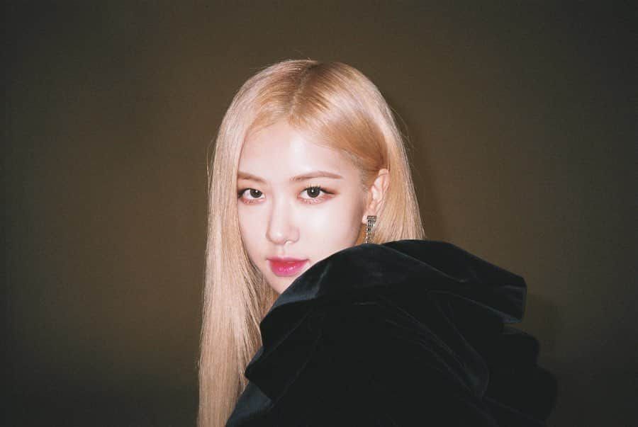 ロゼさんのインスタグラム写真 - (ロゼInstagram)「Behind the scenes 🎥」11月23日 22時36分 - roses_are_rosie