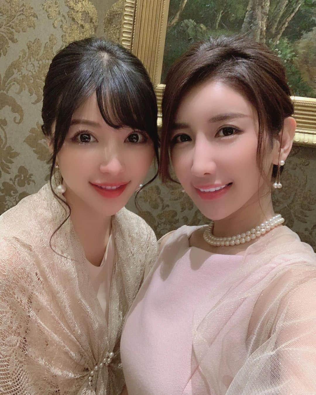 栄木明日香さんのインスタグラム写真 - (栄木明日香Instagram)「当日はありちゃんと受付をやらしていただきました🙂 初めてだから緊張🤣 RIZINガールで一緒だったあさみんにも久しぶりに会えた🤗  #happywedding #結婚式　#RIZINガール」11月23日 22時37分 - liz_asuka__