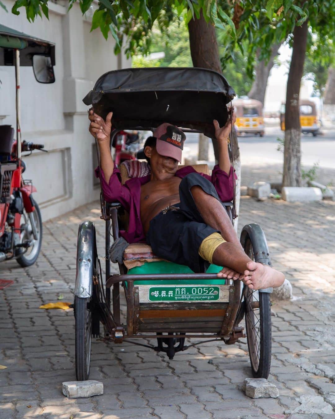 Shunsuke Miyatakeのインスタグラム：「Napping time Phnom Penh Style」