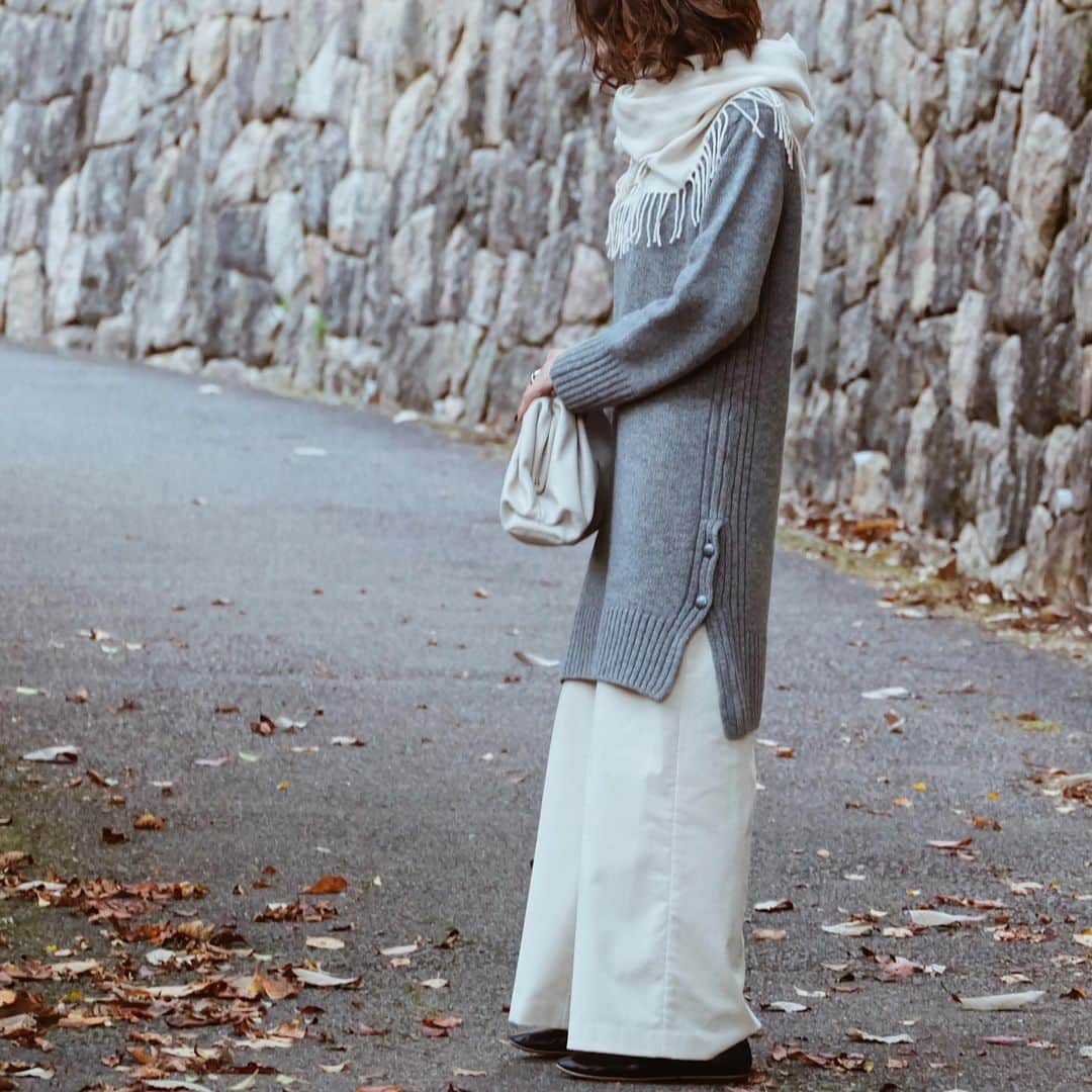 j.chikaさんのインスタグラム写真 - (j.chikaInstagram)「♥︎﻿ ﻿ ﻿ ばったり🐈♥︎﻿ ﻿ ﻿ ﻿ ﻿ のらさんなのに﻿ めちゃくちゃ懐いてくれて﻿ 癒された〜🥰﻿ ﻿ ﻿ ﻿ knit…#sysorus @sysorus.select﻿ pants…#mylanka @mylanka_fsf﻿ stole…#stunninglure @stunninglure﻿ bag,shoes…#newbottega @newbottega﻿」11月23日 22時40分 - chikako.hongo