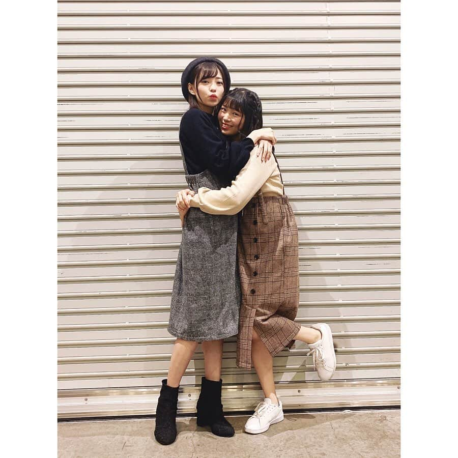 石塚朱莉さんのインスタグラム写真 - (石塚朱莉Instagram)「ももちゃんと双子ちゃんしちゃいました🖤🧡 ももねがこの日にやりましょう！って声かけてくれたの😻 ノリノリでやってくれる子であたしは嬉しかったー(♡ˊ艸ˋ)♬* 普段、あたしは握手会の時に着た服のお写真撮らないから、誰か他のメンバーとのお揃いで写真撮れるというみんなが幸せな作戦^ ^  ももちゃん有難う😻」11月23日 22時42分 - akari_ishizuka