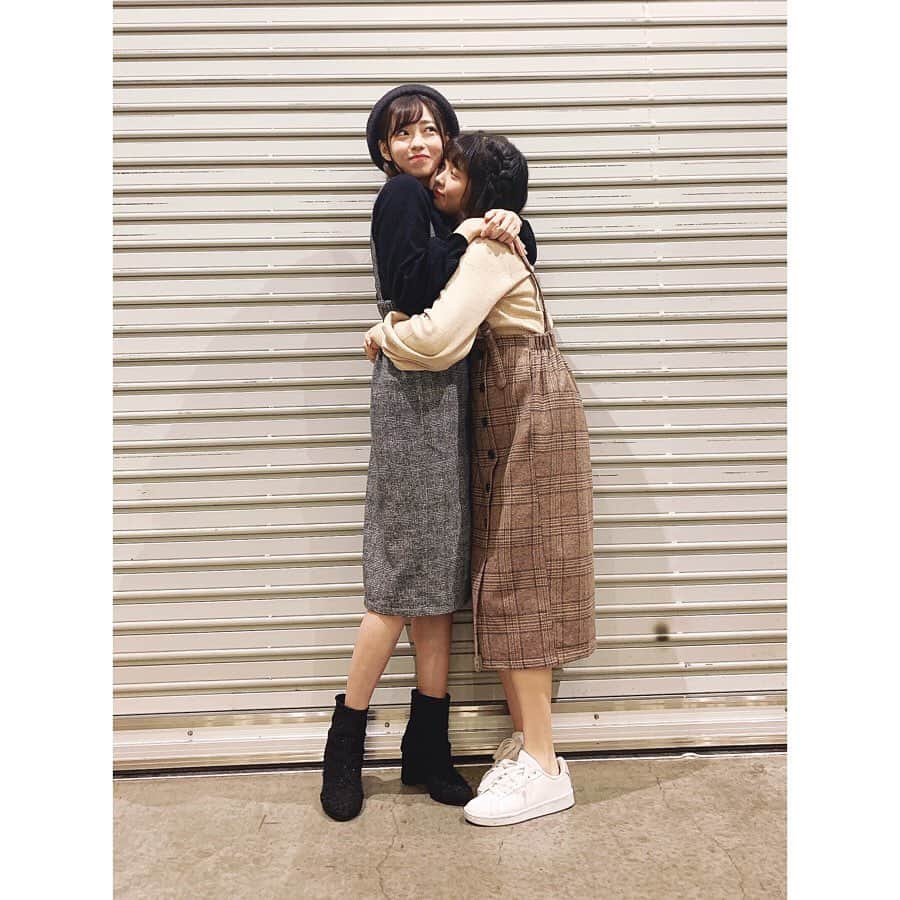 のインスタグラム：「ももちゃんと双子ちゃんしちゃいました🖤🧡 ももねがこの日にやりましょう！って声かけてくれたの😻 ノリノリでやってくれる子であたしは嬉しかったー(♡ˊ艸ˋ)♬* 普段、あたしは握手会の時に着た服のお写真撮らないから、誰か他のメンバーとのお揃いで写真撮れるというみんなが幸せな作戦^ ^  ももちゃん有難う😻」