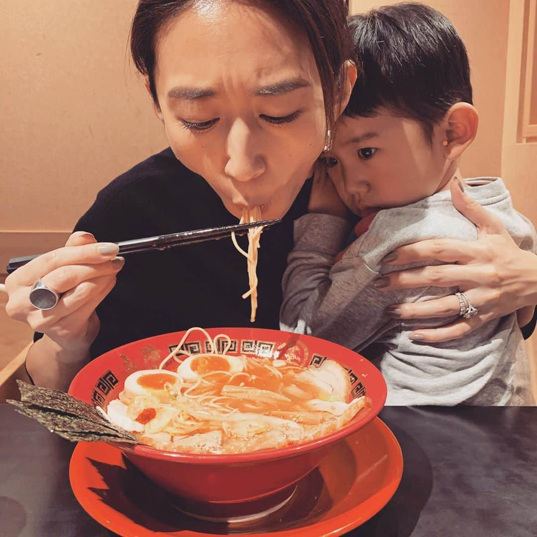 神山まりあさんのインスタグラム写真 - (神山まりあInstagram)「どうしてもラーメンが食べたかった。  #理想と現実 #現実シリーズ #息子はお昼寝したいとぐずる #お願いだから5分待ってとラーメンを必死ですする #スープが飛ばないように上半身を斜めにして #胃はもはやねじれた状態 #それでも食べたい #どうしてもラーメンが食べたかった #餃子も追加 #息子の目が冷ややか」11月23日 22時43分 - mariakamiyama