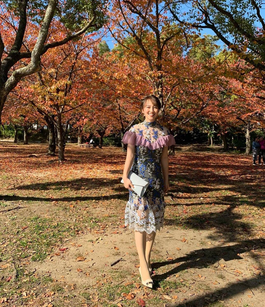 左近鈴乃さんのインスタグラム写真 - (左近鈴乃Instagram)「. これぞ、最高な秋晴れ😫🍂☀️ 雲一つない青空。 そして赤黄色に色づく紅葉。 大阪城の麓に広がる壮大な芝生で 本当に素敵な時間を 過ごさせていただきました🍁✨💍🕊 . . そんな晴れの日は あんりさんに憧れて、 @anne2018_official のドレスを😚💗 . @kireimo_official に通ってるから 冬でも肌見せ抵抗なし✨ . #大阪迎賓館 #結婚式 #wedding」11月23日 22時45分 - suzuno_sakon