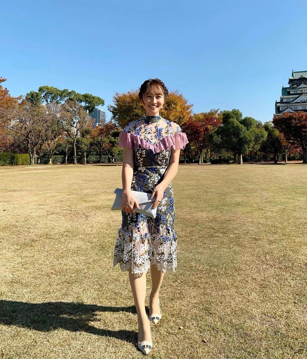 左近鈴乃さんのインスタグラム写真 - (左近鈴乃Instagram)「. これぞ、最高な秋晴れ😫🍂☀️ 雲一つない青空。 そして赤黄色に色づく紅葉。 大阪城の麓に広がる壮大な芝生で 本当に素敵な時間を 過ごさせていただきました🍁✨💍🕊 . . そんな晴れの日は あんりさんに憧れて、 @anne2018_official のドレスを😚💗 . @kireimo_official に通ってるから 冬でも肌見せ抵抗なし✨ . #大阪迎賓館 #結婚式 #wedding」11月23日 22時45分 - suzuno_sakon