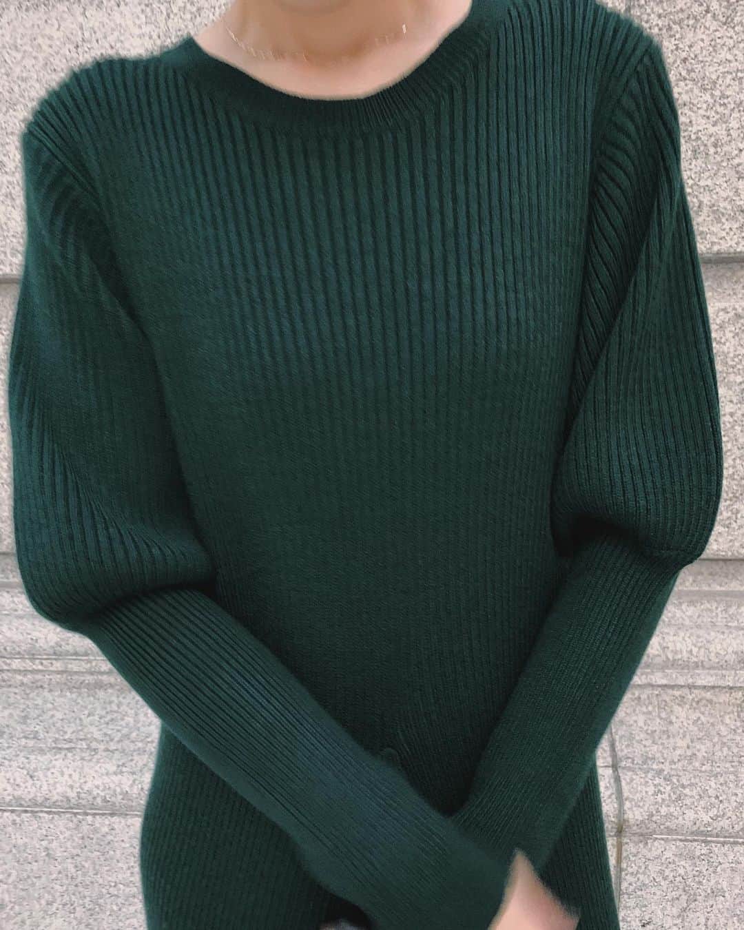 のインスタグラム：「.﻿ 上品なニットドレスは裾に向かって﻿ 広がるフレアシルエットが女性らしいitem😌﻿ ﻿ 袖の超絶長ーいリブもピタッとさせて﻿ ショルダーボリュームとあえて差をつけました。﻿ ﻿ Wool knit flare OP 21.000﻿ Eco fur neckwarm 6.000﻿ ﻿ #RIMARK#RIMARK_staffsnap﻿ #RIMARK_WoolknitflareOP」