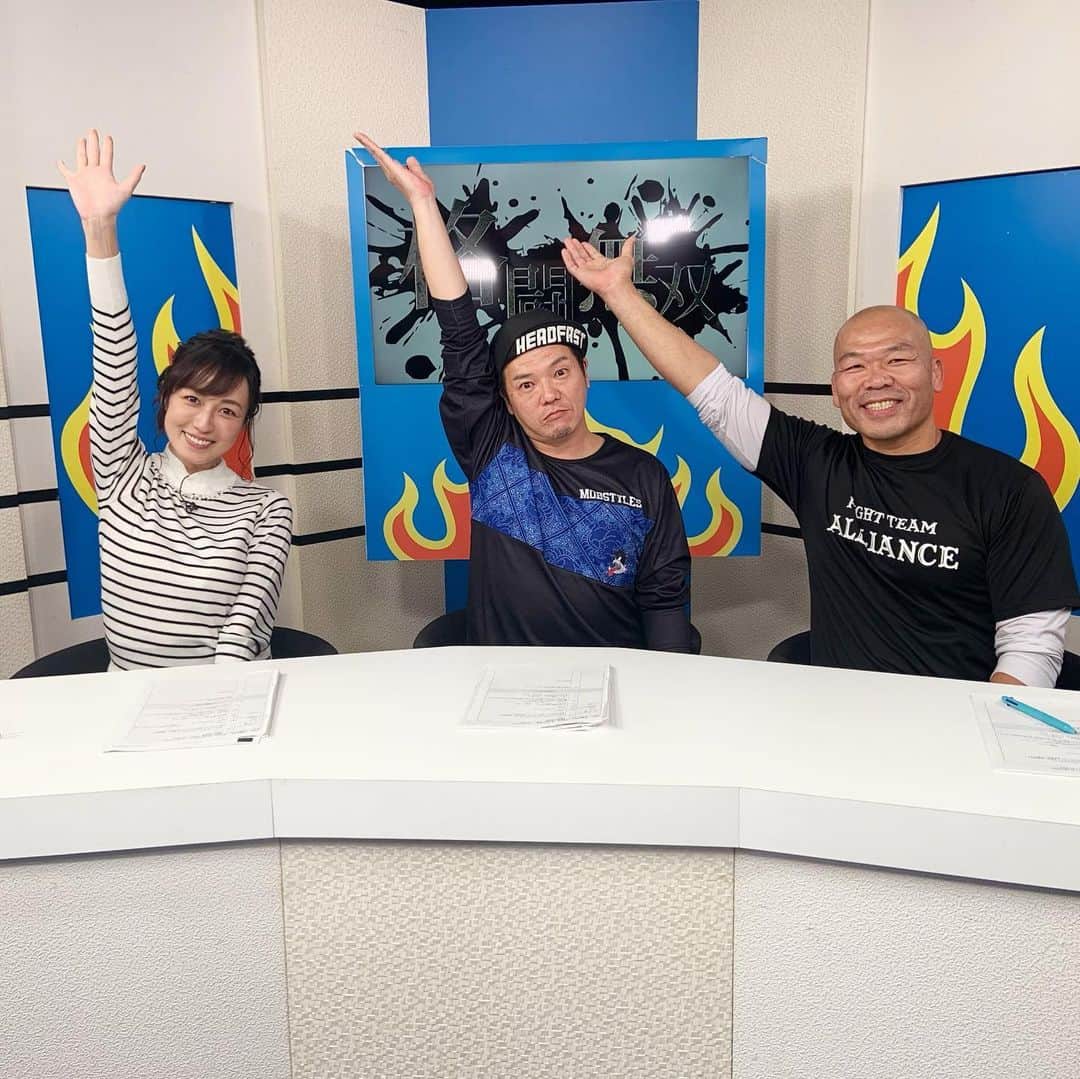 及川奈央さんのインスタグラム写真 - (及川奈央Instagram)「#サムライTV #月刊格闘無双 の #収録 でした。なぜ三人揃って手を挙げているかは是非11/29(金)20時からの放送をお楽しみに。」11月23日 22時45分 - naooikawa