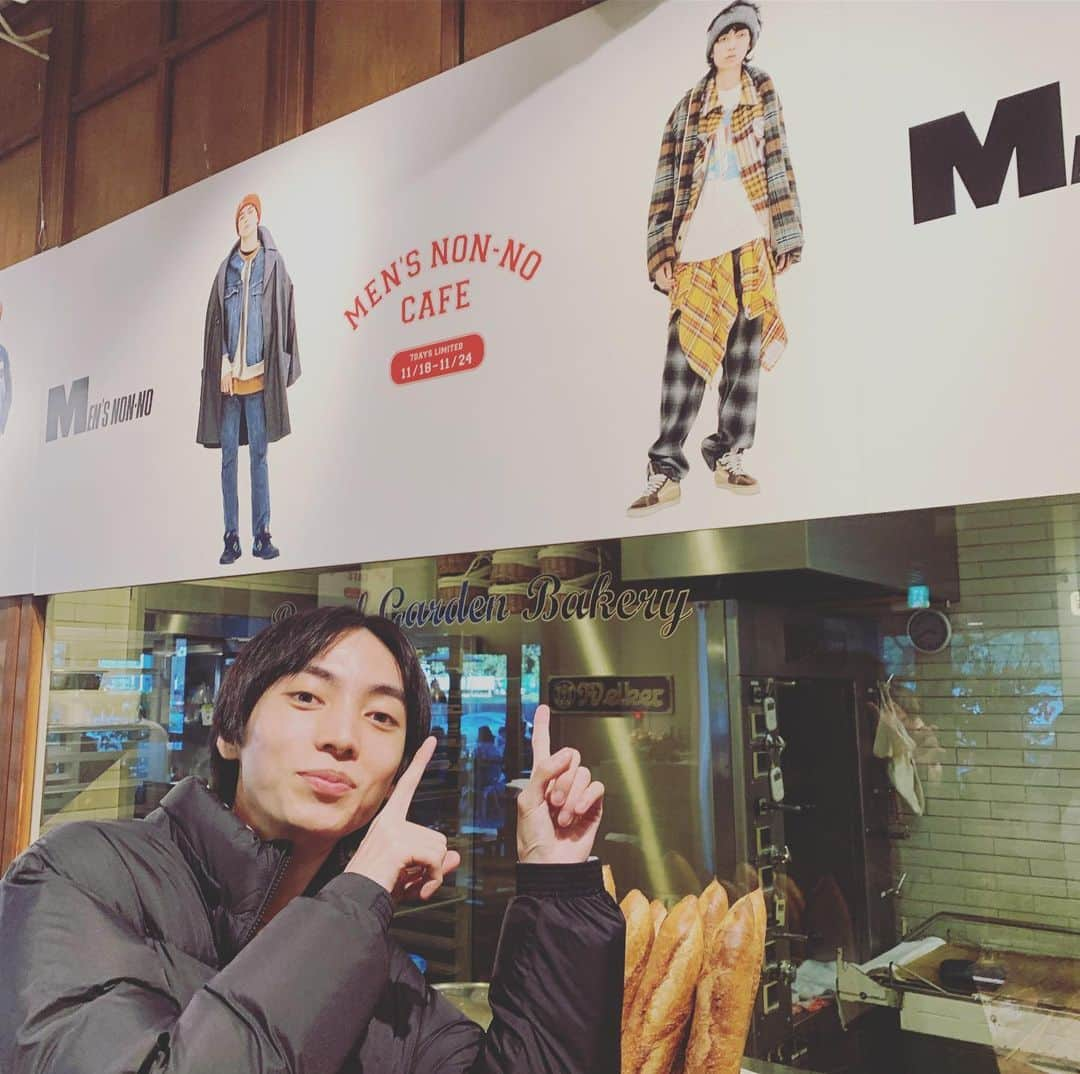 岸本ルークさんのインスタグラム写真 - (岸本ルークInstagram)「・ 本日は雨の中MEN'S NON-NOカフェにご来店頂きありがとうございました！﻿ 皆さんに会えてとても嬉しかったです！﻿ DMなどで色んな方から｢会えてよかった！｣というのを見る度にホッコリしてやってよかったとつくづく思います☺️﻿ 行けなくて残念という方もいらっしゃったのでまた次の機会にお待ちしております！﻿ また皆さんとお会い出来るの楽しみにしてますね！﻿ 僕はいませんがMEN'S NON-NOカフェは明日までやっているので是非行ってみてください！﻿ 今日はほんとにありがとうございました！﻿ ﻿ ﻿ ﻿ #メンズノンノ #メンズノンノビューティ #メンズノンノカフェ #メンノンカフェ #1日店長 ﻿ #本日はありがとうございました！」11月23日 22時50分 - luke_kishimoto