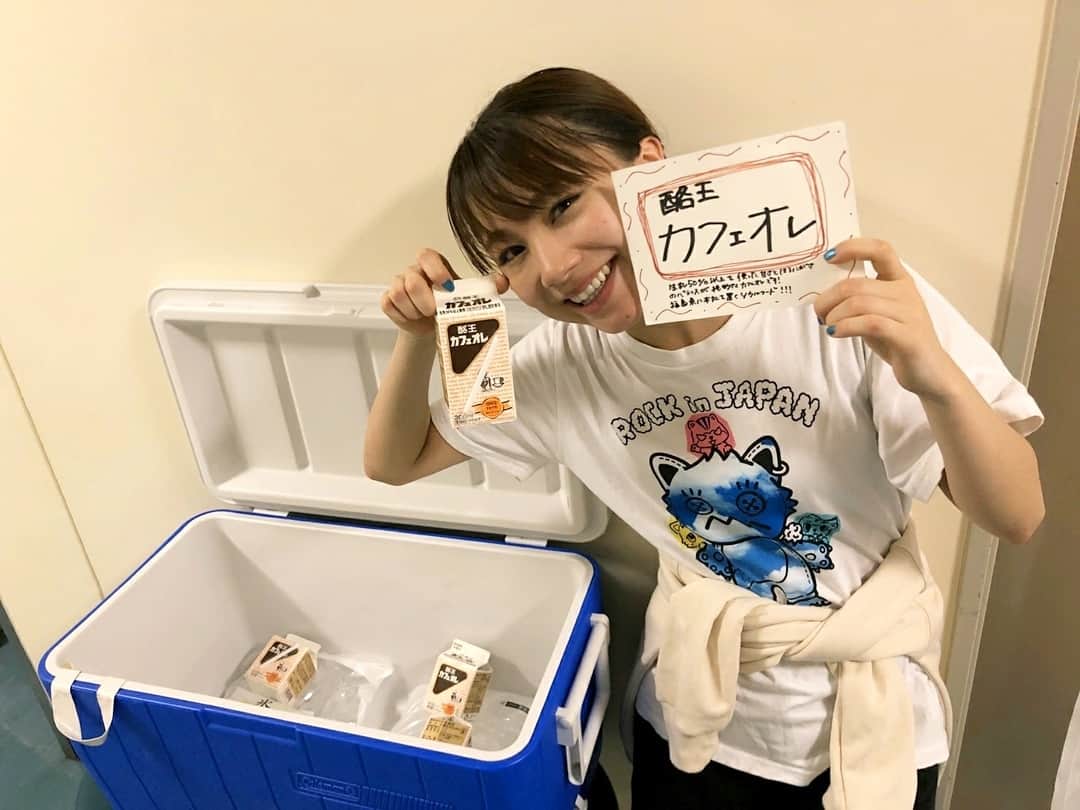 石田亜佑美さんのインスタグラム写真 - (石田亜佑美Instagram)「. . #KOKOROKARADA  福島公演 応援ありがとうございました . . #酪王カフェオレ #クリームボックス #ままどおる . 地元の美味しいものたちがお出迎えしてくれました、特にこの酪王カフェオレ大好き～～～ . . 最後の写真は、クーラーボックス開けた時に空だった悲しみを伝えたくて...(公演後に見たら増えてました、追加してくださったみたいです、感謝) . . #福島 #郡山 #コンサート #morningmusume19 #モーニング娘19 #石田亜佑美」11月23日 22時52分 - ayumi_ishida.official