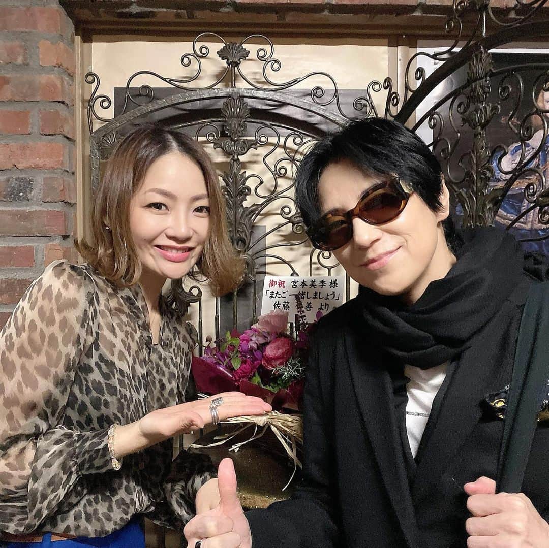 宮本美季のインスタグラム：「‪本日はお足元の悪い中皆さまお越し頂きありがとうございましたー！‬ ‪GAOさんカッコ良かったー！😊😍‬ ‪そして佐藤竹善さん、お花ありがとうございましたー❤️‬ ‪そしてマーキーさん、42周年記念、おめでとうございます㊗️🎊🍾‬ #宮本美季 #江古田 #マーキー #カラオケバトル  #ライブバトル」