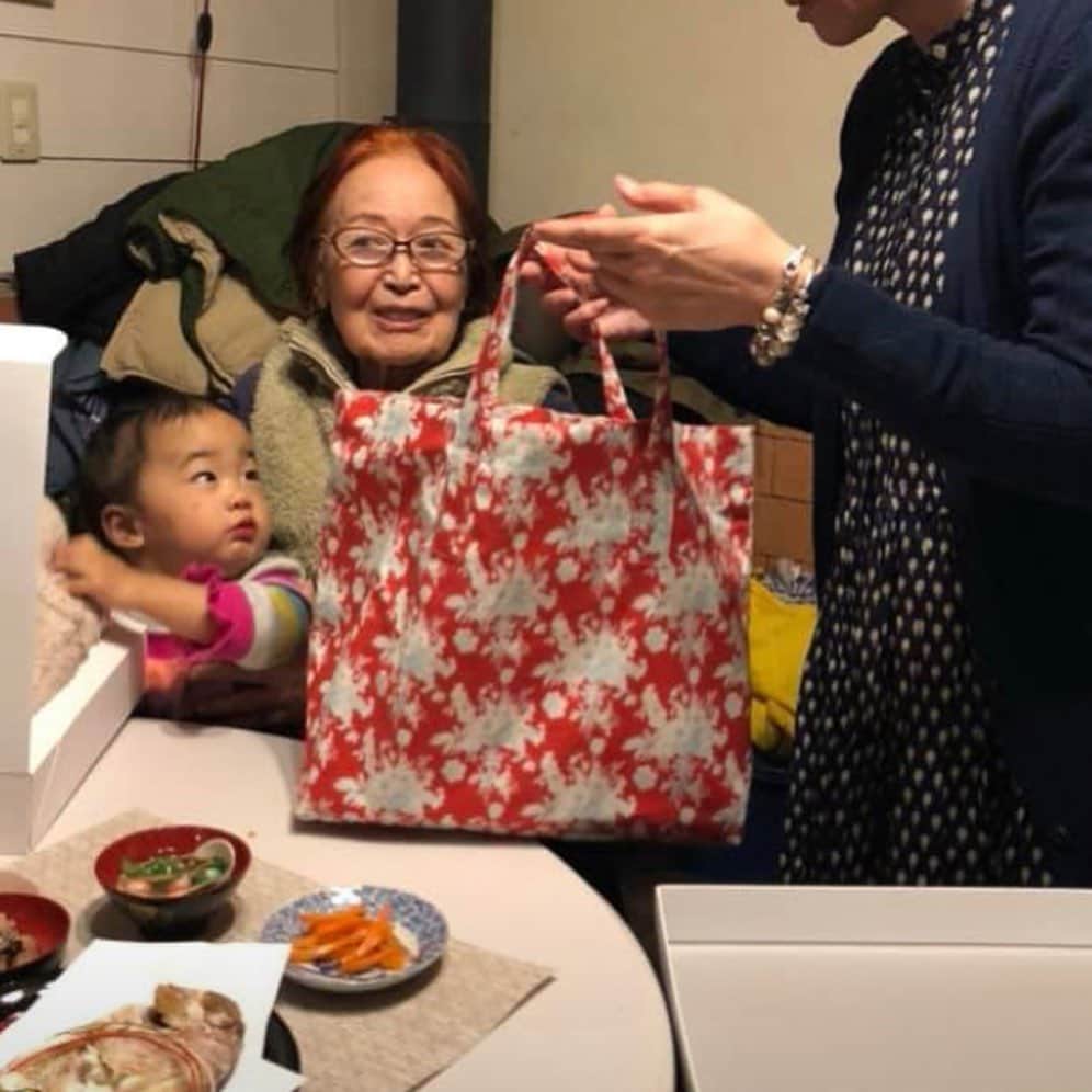 岡田美里さんのインスタグラム写真 - (岡田美里Instagram)「母の88歳(米寿)のお祝いと 母のひ孫にあたる妹の二人目の孫の生後100日のお食い初め✨ おめでとう㊗️おめでとう㊗️おめでとう㊗️が何回もで、昨日はみんながずーっとニコニコしてました✨ 新しいミシンで縫ったトートバッグを母に、姪にはおむつ入れを、 もう一人の妹の孫には小さなバッグを、小春と協力しながら二人で縫ってプレゼントしました。  妹は私より結婚も出産も全部早かったから、なんでも見習えます。  ウチはもう少し先です、ね。 ええ、ええ、だって明日も「いだてん」放送です(次女出演) 雑誌FIGAROのハワイ特集も発売中です(長女出演) ウチの二人は二人で…それも私の幸せです✨  あー、ほんと幸せを分けてもらって幸せ✨#幸せって幸せ #妹の幸せは私の幸せ #お食い初め#赤ちゃん #親戚がふえていく  #米寿 #米寿のお祝い」11月23日 23時00分 - millieokada