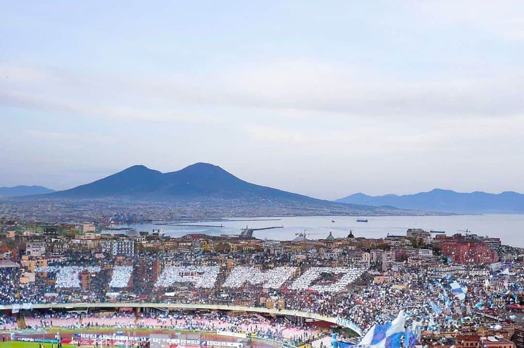 のインスタグラム：「È da anni che non c’era un momento così difficile come questo,  ma sono sicuro che tutti uniti, calciatori, società e tifosi potranno far tornare la serenità ed il Napoli agli alti livelli che ci ha dimostrato in questi anni.  Il Napoli ed i napoletani, insieme, sono unici e quando sono uniti non c’è avversità che li possa fermare.  Mi sento Napoletano , una città che mi ha dato tanto , sentirsi napoletano è meraviglioso  Tifoso ancor di più 💙 #G88 F O R Z A  R A G A Z Z I F O R Z A  N A P O L I」