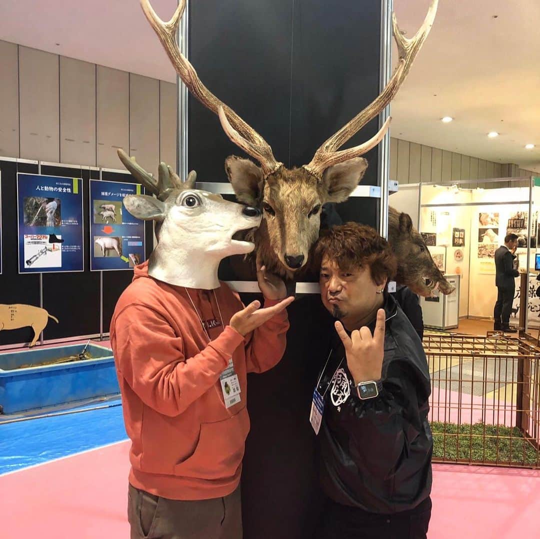 藤田裕樹さんのインスタグラム写真 - (藤田裕樹Instagram)「本物の鹿はカッコイイなぁ。。﻿ ﻿ 東京ビッグサイトにて行われた﻿ 【鳥獣対策・ジビエ利活用展】にお邪魔してきました。﻿ 鹿狩りの猟師である宇仁菅さん、誘って頂いてありがとうございました！﻿ 和歌山で鹿を狩ってる、修斗の選手であるジャイアン貴裕さんとも出会えて良き日になりました。﻿ ﻿ 鹿料理も美味しいから、本格的に勉強しようかな。。。　﻿ ﻿ #鹿映え﻿ #鹿stagram﻿ #リアル鹿﻿ #リアルニーブラ﻿ #鳥獣対策﻿ #ジビエ﻿ #オススメの罠とかあったよ﻿ #最新の狩猟はアプリで個体認定﻿ #QRコードで情報が全て認識されてる﻿ #🦌﻿ #世界平和」11月23日 23時00分 - fujiboy0730