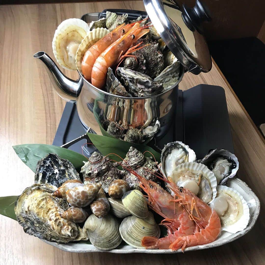 鶏魚 谷町のインスタグラム：「鶏魚です！しーちゃんです🎶 当店名物、やかん蒸しはいかが♡ #やかん蒸し #赤海老 #鶏魚 #大阪 #谷町四丁目 #駅近 #セルフ飲み放題 #地域最安値 #コース #座敷 #個室 #貝盛り放題 #ガンガン焼き #あさり #はまぐり #ホンビノス貝 #牡蠣 #さざえ #飲み会 #女将」