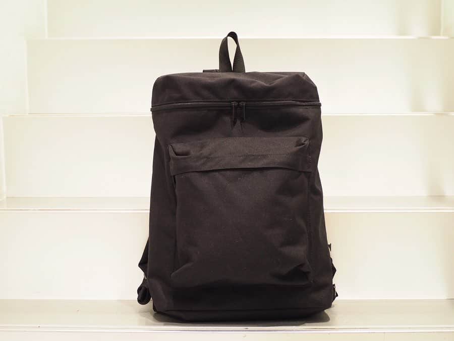 のインスタグラム：「【REARRIVAL】 〈PORTER×B印 YOSHIDA〉 "YADOKARI DAYPACK" ・ ＜B印 ヨシダ＞ならではのかたちを求めて誕生した“YADOKARI”は、スクエアフォルムが懐かしさとともに新しさを感じさせるデイパックシリーズです。 ・ 持ち易さに加えてこだわったポイントは、背負った時のバランス。素材選び・デザイン・縫製・サイズ調整を繰り返し、性別や年齢を問わずお持ち頂ける仕上がりを追及しました。 ・ 表地には、高強力糸のコーデュラナイロンを採用。 背面には、パイル地とクッション材を用いたPCポケット（13inch対応）を装備。ノートパソコンのほか、大切な書類・本などの収納にも利便性を発揮します。 ・ 豊富なカラーがございますので、是非お好みの色でお楽しみください。 ・ COLOR:BLACK、CHARCOLE GREY×BLACK、CHARCOLE GREY、BEIGE、BROWN、OLIVE、NAVY ¥21,000+TAX  #bjirushiyoshida #B印YOSHIDA #代官山 #daikanyama #TOKYO #BEAMS #ビームス #yoshidakaban #吉田カバン #ポーター  #porter #비지루시요시다 #도쿄 #다이칸야마 #빔스 #빔즈 #포터 #데일리룩 #백팩 #b印yoshidalineup」