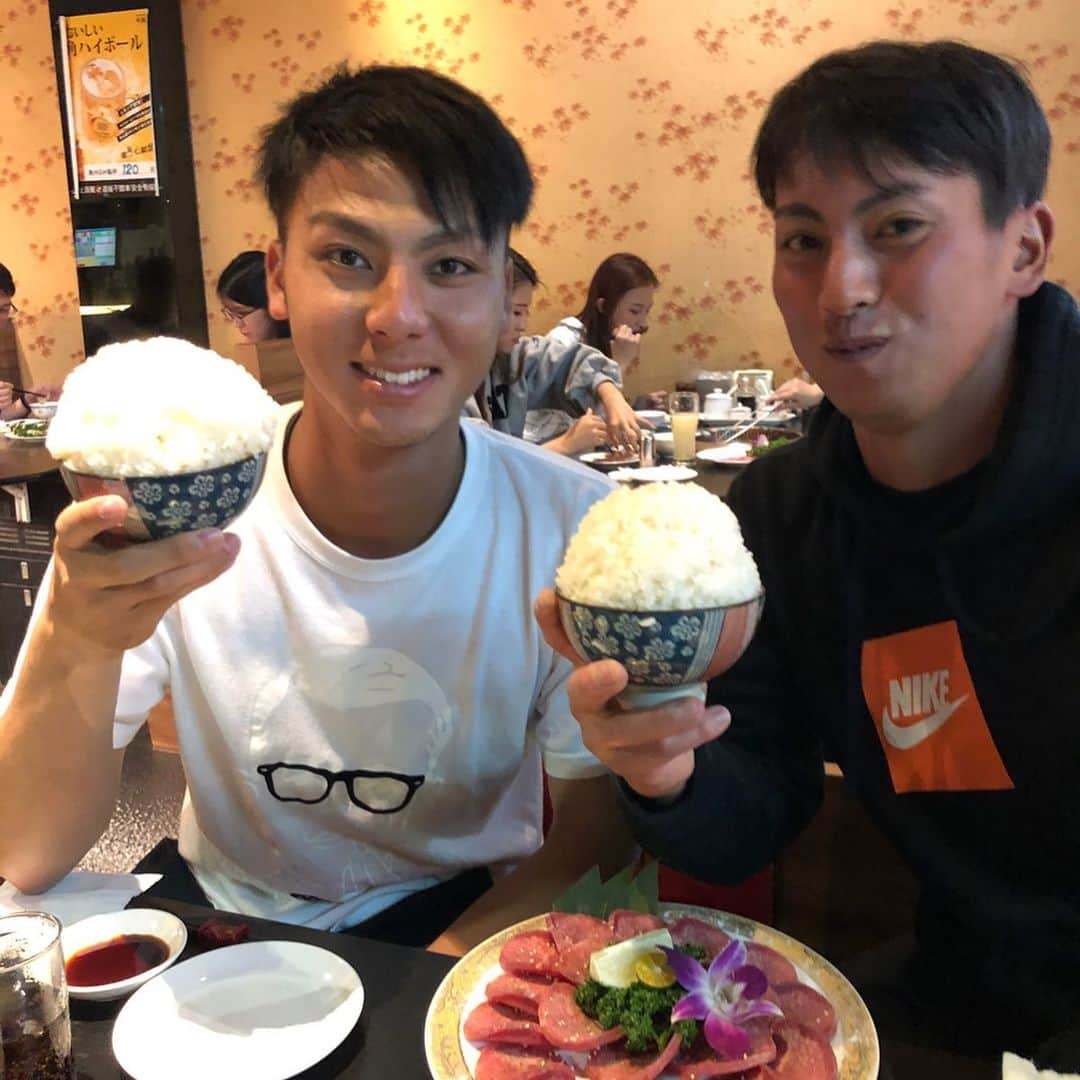 後藤武敏のインスタグラム：「焼肉‼️台湾安いしめっちゃウマイ(^^)！いっぱい食べて明日の試合も頑張ってもらいましょう😄‼️応援お願いしまーす^_^ この2人もインスタやってるので良かったらフォローお願いします😆‼️ #台湾ウィンターリーグ#楽天#村林一輝 #小郷裕哉 #焼肉大好き」