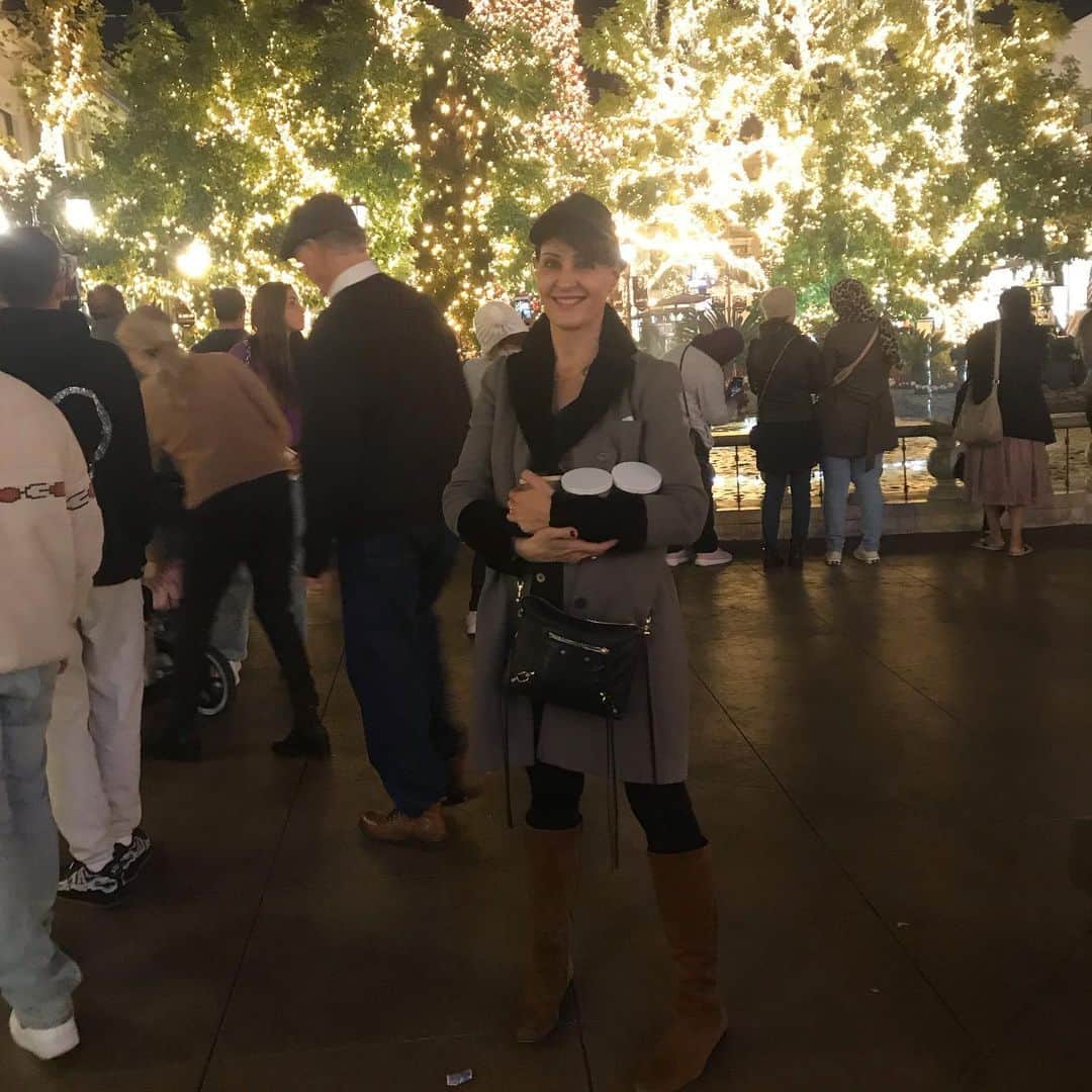 ニア・ヴァルダロスさんのインスタグラム写真 - (ニア・ヴァルダロスInstagram)「Holiday Tip: go to the beautiful festive @thegrovela and buy gifts for people you love. ❤️ 🎁 🌲 🎅🏼 ❤️」11月23日 23時18分 - niavardalos