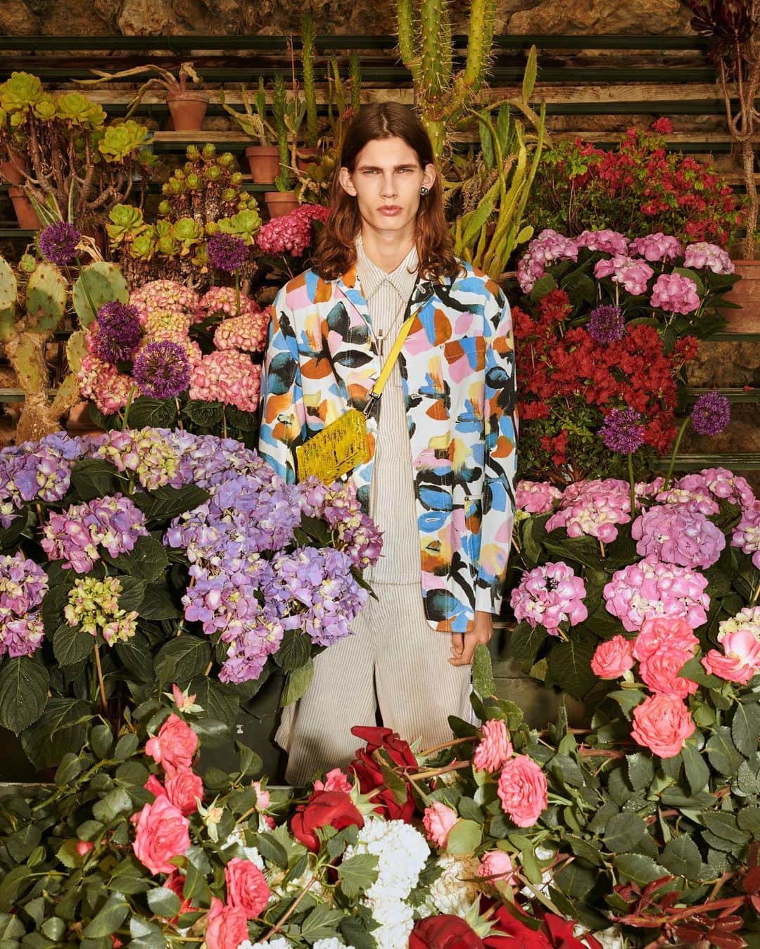 クリスチャンディオールさんのインスタグラム写真 - (クリスチャンディオールInstagram)「A color palette inspired by nature, the interplay of formal and casual, and masculine tailoring that merges with the femininity of haute couture: in #DiorSpring20, @MrKimJones reveals the "hommes-fleurs" (men-flowers) from a new artistic collaboration with @AlexFoxton, a fusion of Monsieur Dior's beloved roses with the male figure.⁠⠀ © @_HugoScott」11月23日 23時20分 - dior