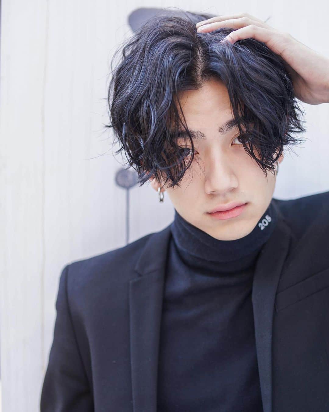 谷口成吾さんのインスタグラム写真 谷口成吾instagram 冬に向けて ミディアムのセンターパートに谷口オリジナル ウェーブ スパイラルパーマ 波打ちパーマをmix セットは作りこまなくて良い ワックスを揉み込んで 散らして 軽く整えて