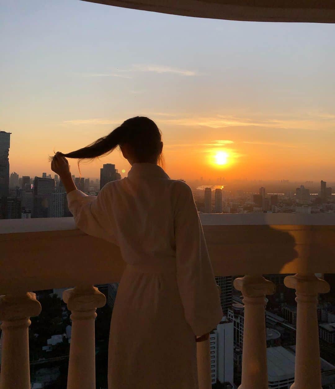 Elina 엘리나 (エリナ) さんのインスタグラム写真 - (Elina 엘리나 (エリナ) Instagram)「Bangkok City Views from the 52nd Floor🇹🇭 I love it💛✨ 이번 여행의 가장 큰 힐링은 바로 호텔, 56층에서 내려다보는 방콕은 너무 아름다웠어요 가실 예정 있으면 여기 꼭 와보세요 너무 좋아요 #르부아호텔」11月23日 23時26分 - elina_4_22
