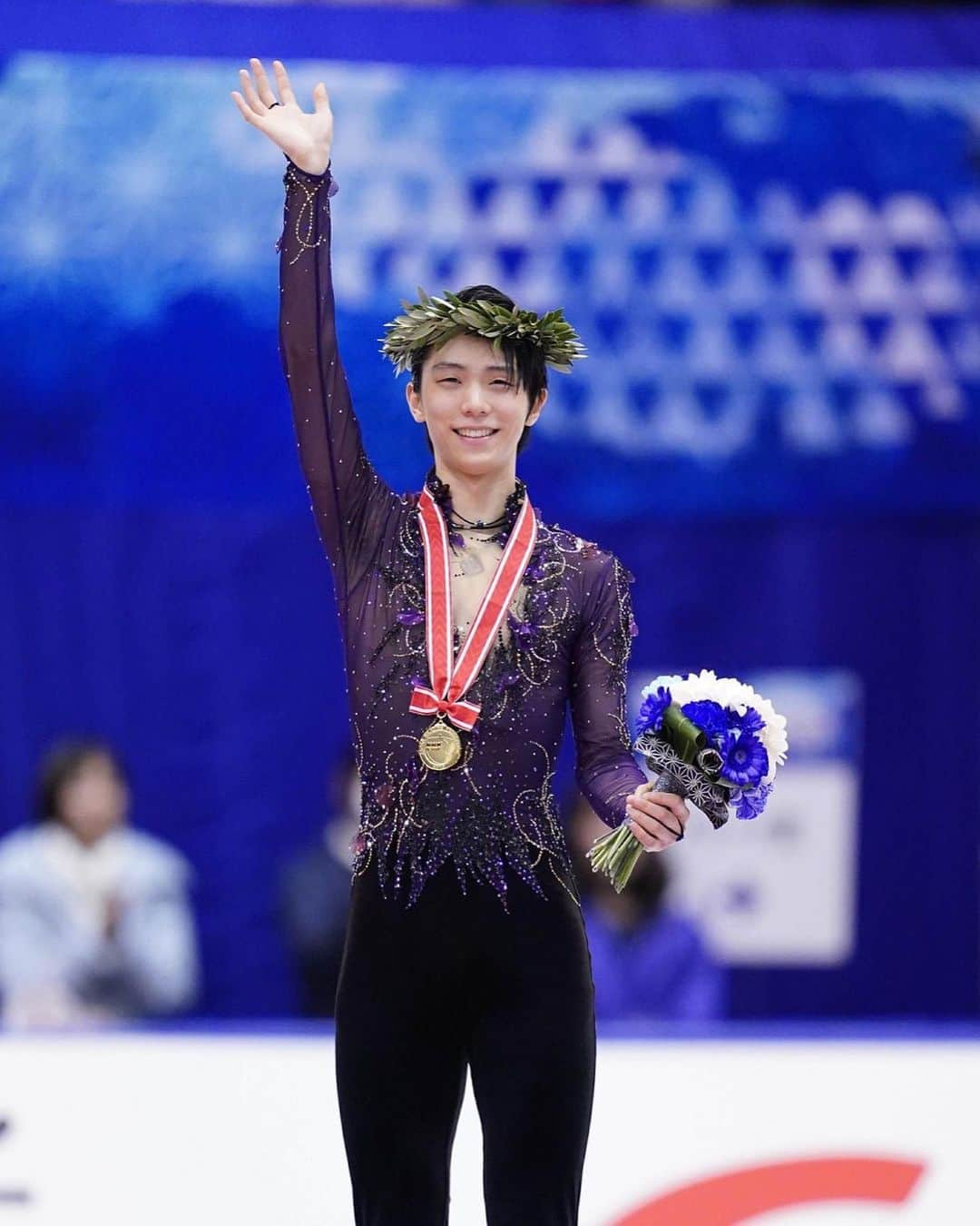 羽生結弦さんのインスタグラム写真 - (羽生結弦Instagram)「報知さんの記事より > 実は、羽生は今大会の公式練習でも「緊張した」のだという。 「感触としてロステレコム杯（ロシア杯）に近くて、１発ループをきれいに降りたけど、曲かけ（練習）のループは怖くて（２回転になった）」とためらいもあったと明かした。 「そこからはきれいになら跳ぶ、ちょっとでも不安ならやめようと思って練習していた」と慎重を期していたという。また、「朝の練習は正直、不安しかなかった。ジャンプの調子ではなく、最後まで怪我したくないという気持ちが強くて。試合とは違う緊張感でした。ひたすら怪我したくないと思っていた」と本音も口にした。 ブライアン・オーサーコーチも「去年のことをかなり結弦は考えていたと思います。怪我もしました。っていうのが頭の中にあったと思います。今回は怪我なくやりきることが使命でした。それをなんとかやれました。私も誇りに思っています」と安堵の思いを言葉ににじませている。  Cr. 読売新聞 毎日新聞 #羽生結弦 #yuzuruhanyu #figureskating #figureskater」11月23日 23時29分 - yuzu_kanami