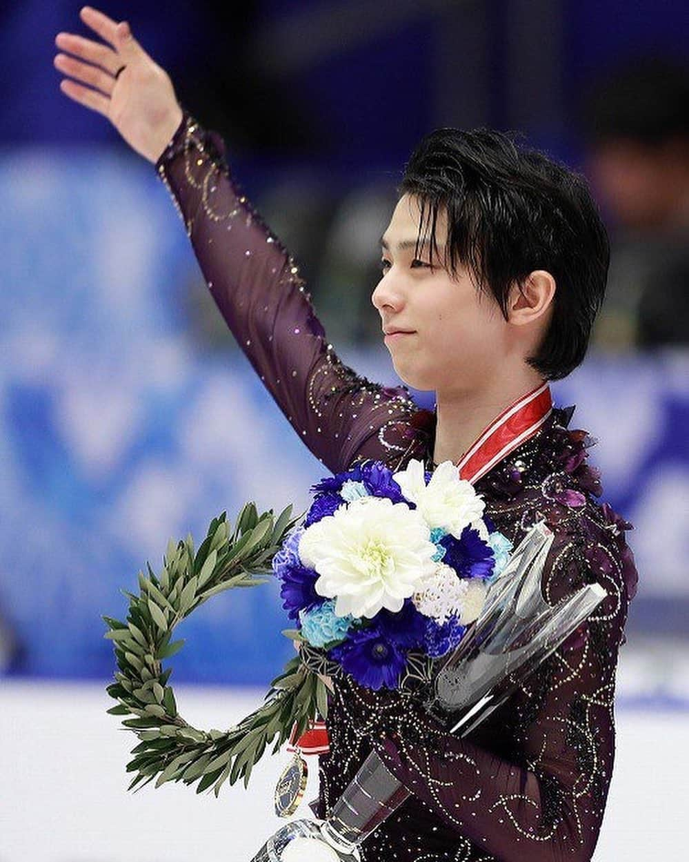 羽生結弦さんのインスタグラム写真 - (羽生結弦Instagram)「報知さんの記事より > 実は、羽生は今大会の公式練習でも「緊張した」のだという。 「感触としてロステレコム杯（ロシア杯）に近くて、１発ループをきれいに降りたけど、曲かけ（練習）のループは怖くて（２回転になった）」とためらいもあったと明かした。 「そこからはきれいになら跳ぶ、ちょっとでも不安ならやめようと思って練習していた」と慎重を期していたという。また、「朝の練習は正直、不安しかなかった。ジャンプの調子ではなく、最後まで怪我したくないという気持ちが強くて。試合とは違う緊張感でした。ひたすら怪我したくないと思っていた」と本音も口にした。 ブライアン・オーサーコーチも「去年のことをかなり結弦は考えていたと思います。怪我もしました。っていうのが頭の中にあったと思います。今回は怪我なくやりきることが使命でした。それをなんとかやれました。私も誇りに思っています」と安堵の思いを言葉ににじませている。  Cr. 読売新聞 毎日新聞 #羽生結弦 #yuzuruhanyu #figureskating #figureskater」11月23日 23時29分 - yuzu_kanami