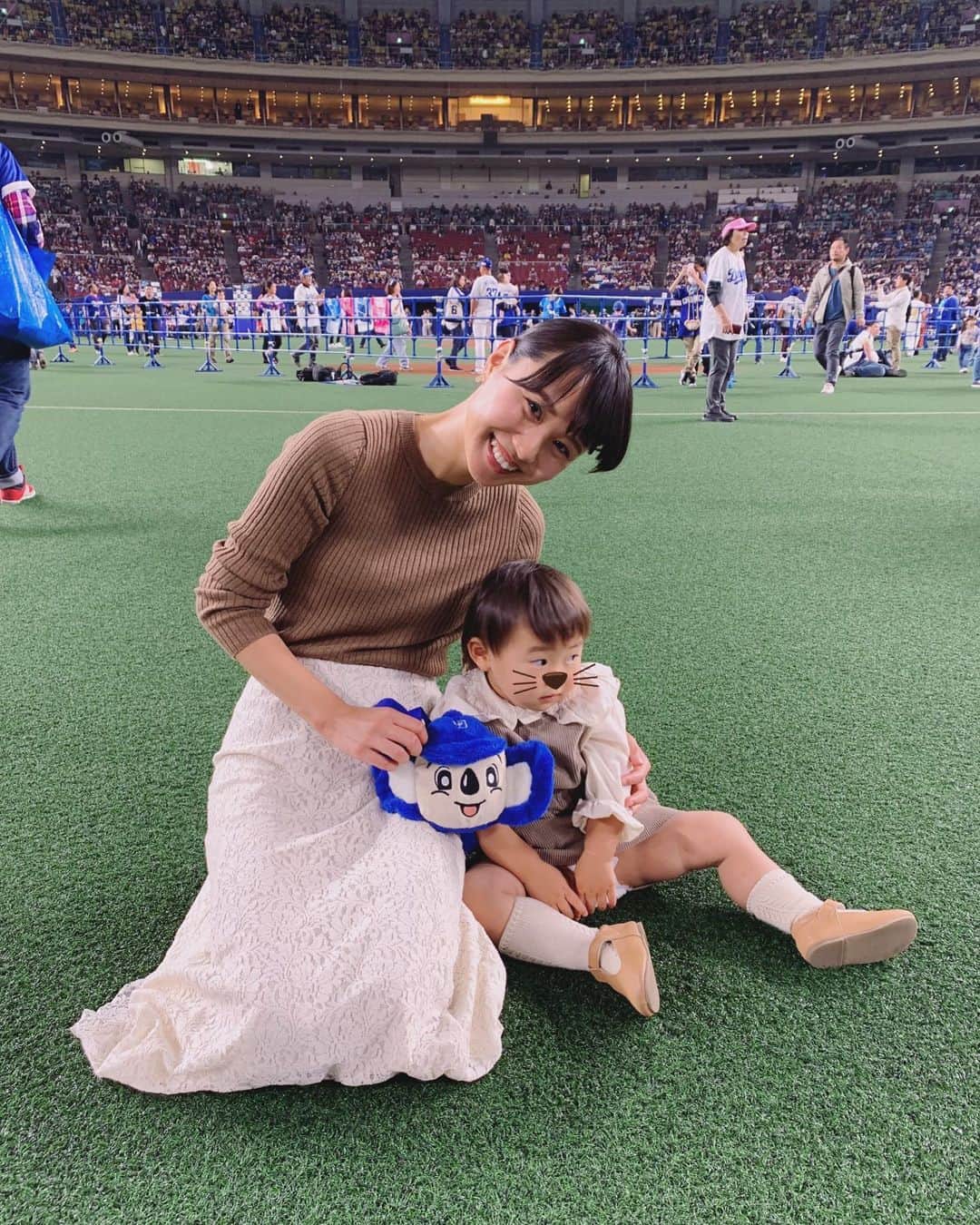 鈴木あすなのインスタグラム：「今日はパパの職場体験。 中日ドラゴンズファンフェスタに参加してきました⚾︎ . 野球の話をふられてもほぼわからない。今年何位だったかすらわからない。(爆) . でもすごく温かい方ばかりの主人の職場を見てから、中日ドラゴンズは昔からずっと大好き。 . あと2ヶ月もすれば沖縄キャンプでまた緊張の日々が始まるけど、少しでも身体を休めてリフレッシュしてゆっくり過ごしてほしいと願う。 . 娘はお気に入りのドアラのポシェットで参戦！ . #中日ドラゴンズ #中日ドラゴンズファンフェスタ #奥様方がキレイすぎる #私も頑張ろう#💪 #⚾️ #🔥」