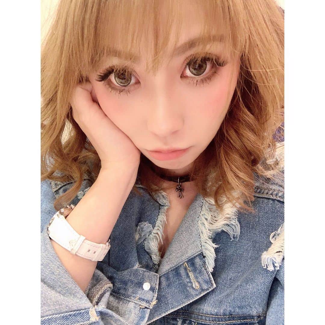 のインスタグラム：「アルコールくらいすぎて筋肉痛で、おばあちゃんみたいなってる🦹‍♀️❌ . .  超冬やのに9月初期みたいな格好してたらしっかりめに風邪ひいたわあほです👎 . .  休みの2日間引きこもる🛌 . .  来週からまたよろしくお願いします土下座❤️💛💙 . . .  #葉月樹里 #soiréeine #ソワレーヌ #妖怪筋肉痛ばばあ #もげそう #てか調子いいやつぶっ飛ばしたい #もう顔も見たくないレベでドン引き #今後顔合わすことがあれば間違いなくこんなツラであんたを見てるだろうな #ハッシュタグで語る系 #もはや察しろ系 #とゆうか絶対気付けよ系」
