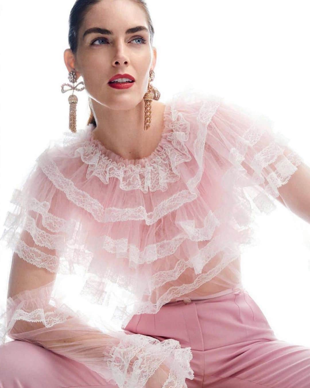 ヒラリー・ローダのインスタグラム：「💕🎀💕 @voguespain @alexilubomirski」