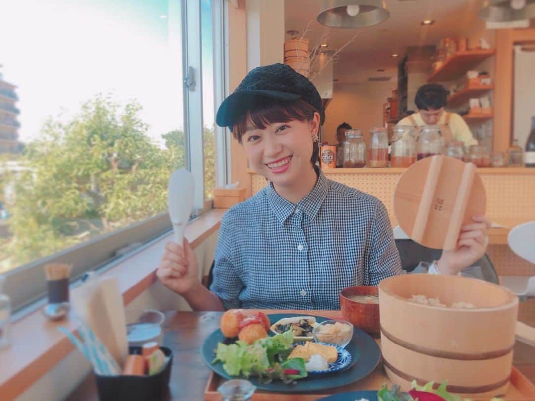 渡辺梨夏子のインスタグラム：「ヘルシーなごはんとお喋りは 心も身体も元気にしてくれる！ 仕事でもまた新しいことが はじまりそう...どきどき🌿  #ランチ#川越ランチ #お櫃ごはん#玄米 #定食#キッチナ#めも」