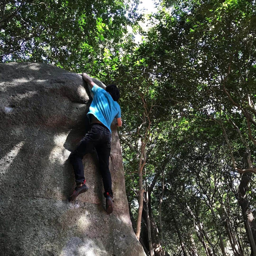 濱田健介のインスタグラム：「Today, I went to Gotoyama. It is classic in Kyushu. I enjoyed nice granite. 今日はセット帰りに九州クラシックの河頭山へ。 いかにも花崗岩らしい課題をたくさん登って満足。やっぱクラシックは楽しい。 とくさん連れてってくれてありがとうございます。 @rockmasterhq  @organicclimbing  @unparallelup  @nogradjustfeeling  @camp1889」