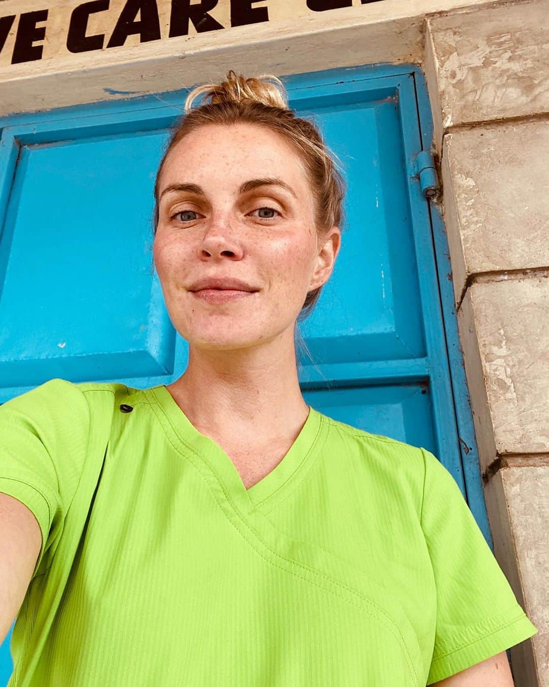 フィービー・ダールのインスタグラム：「Being of service is the key to true happiness. ✨」