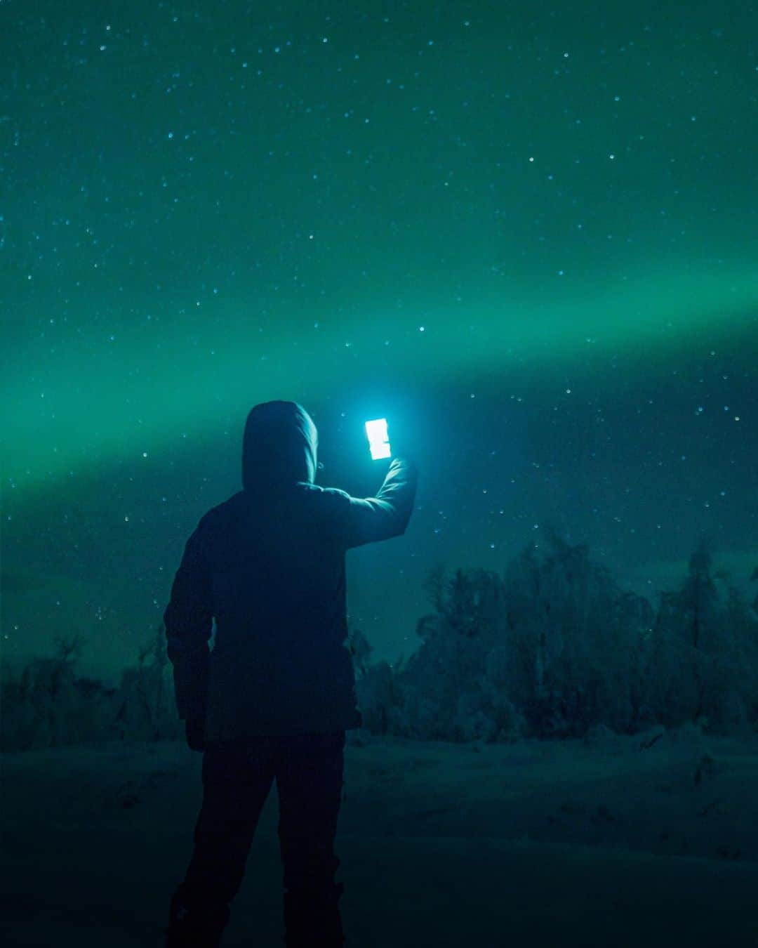 Simone Bramanteさんのインスタグラム写真 - (Simone BramanteInstagram)「{ The Polar Night } • This week I arrived where the daylight remains weak for months, but the white landscapes create the right vibes.  Teamed up with @oppomobileit for a video and photo production, I had a chance to try the #OPPOReno2 phone in these special conditions. It was special to see the northern lights last night. A cold night, a dream night. #RenoStudioDream」11月24日 0時00分 - brahmino