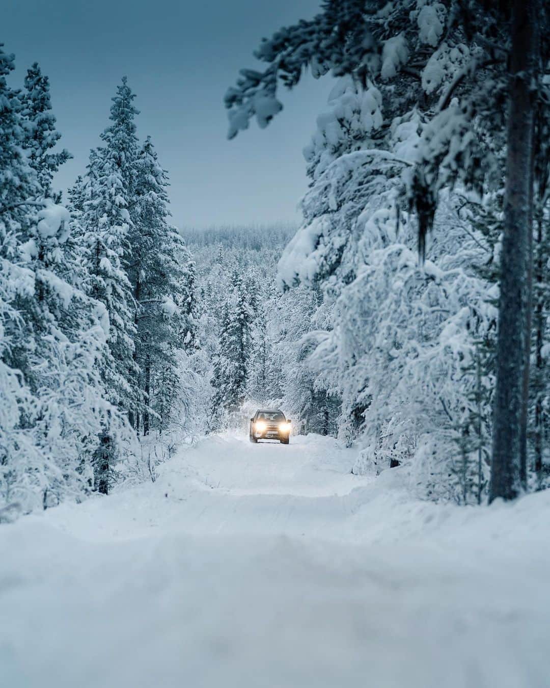 Simone Bramanteのインスタグラム：「{ The Polar Night } • This week I arrived where the daylight remains weak for months, but the white landscapes create the right vibes.  Teamed up with @oppomobileit for a video and photo production, I had a chance to try the #OPPOReno2 phone in these special conditions. It was special to see the northern lights last night. A cold night, a dream night. #RenoStudioDream」