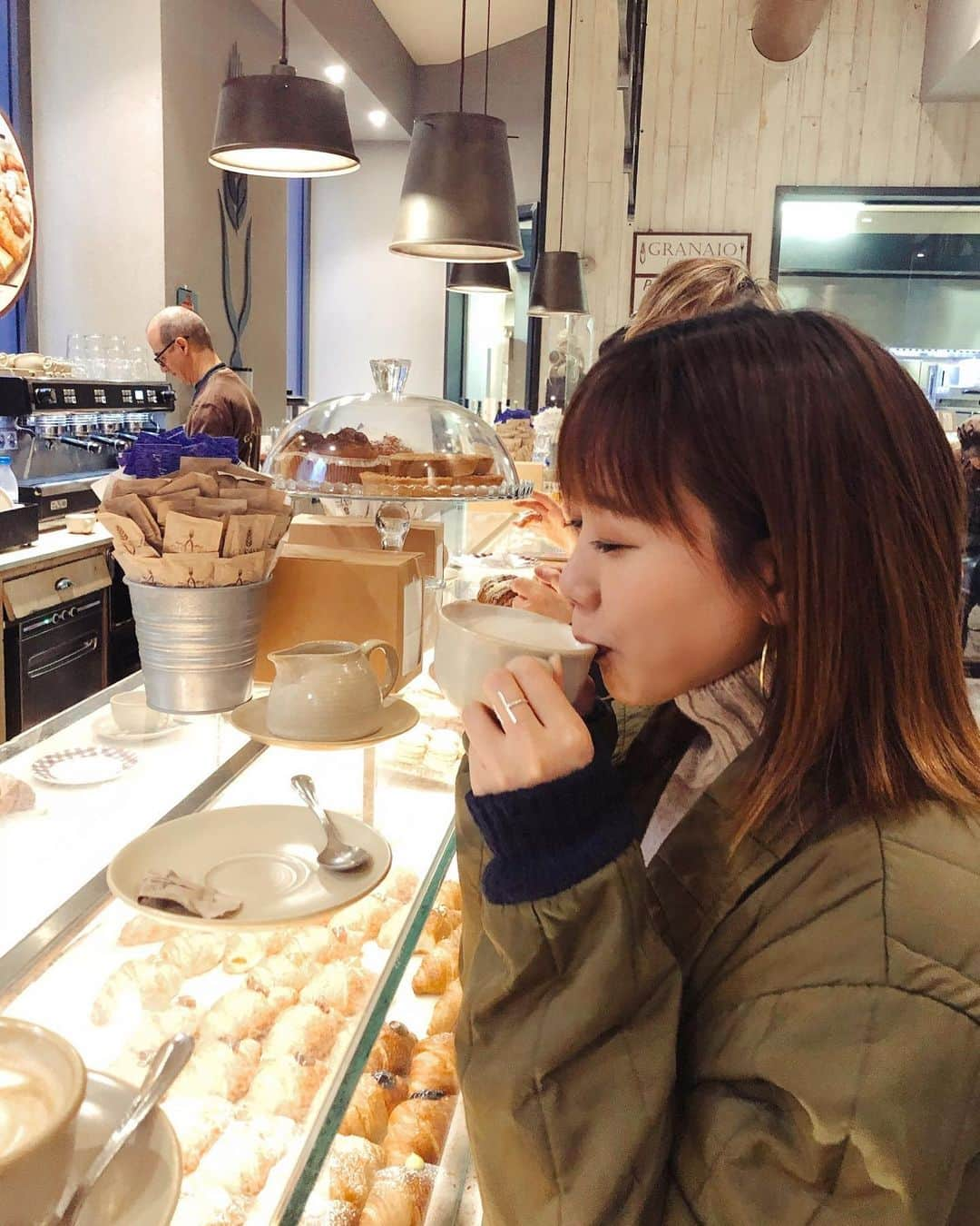 田中里奈さんのインスタグラム写真 - (田中里奈Instagram)「ミラノで朝カフェ朝ごはん☕️﻿ この日は珍しくお砂糖を入れた甘〜いコーヒーをぐいっと。﻿ ﻿ 旅でも毎日の生活でも、整える瞬間があるとほっとします。﻿ 昔はリラックスは嗜好品とか贅沢なものだと思ってたけど、心と身体に必要不可欠なものだって知ってから、意図的にゆるめるようにしてるよ。﻿ ﻿ ﻿ #ミラノ #Milano #たなか旅メモ #イタリア #italy #髪の毛後ろがぼーんてなってるのが気になりすぎる #あれ私だけかな」11月24日 0時00分 - tanakaofficial