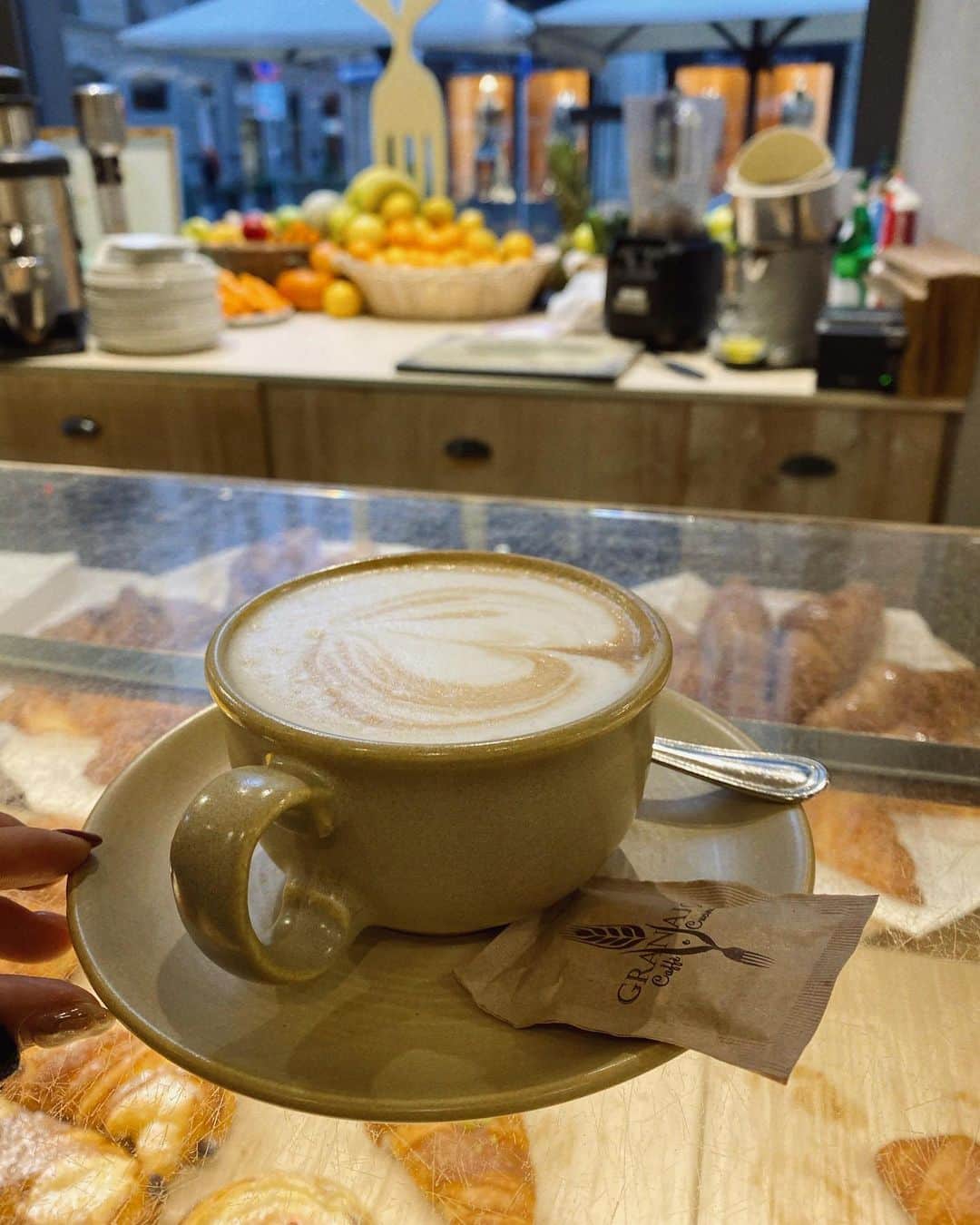 田中里奈さんのインスタグラム写真 - (田中里奈Instagram)「ミラノで朝カフェ朝ごはん☕️﻿ この日は珍しくお砂糖を入れた甘〜いコーヒーをぐいっと。﻿ ﻿ 旅でも毎日の生活でも、整える瞬間があるとほっとします。﻿ 昔はリラックスは嗜好品とか贅沢なものだと思ってたけど、心と身体に必要不可欠なものだって知ってから、意図的にゆるめるようにしてるよ。﻿ ﻿ ﻿ #ミラノ #Milano #たなか旅メモ #イタリア #italy #髪の毛後ろがぼーんてなってるのが気になりすぎる #あれ私だけかな」11月24日 0時00分 - tanakaofficial