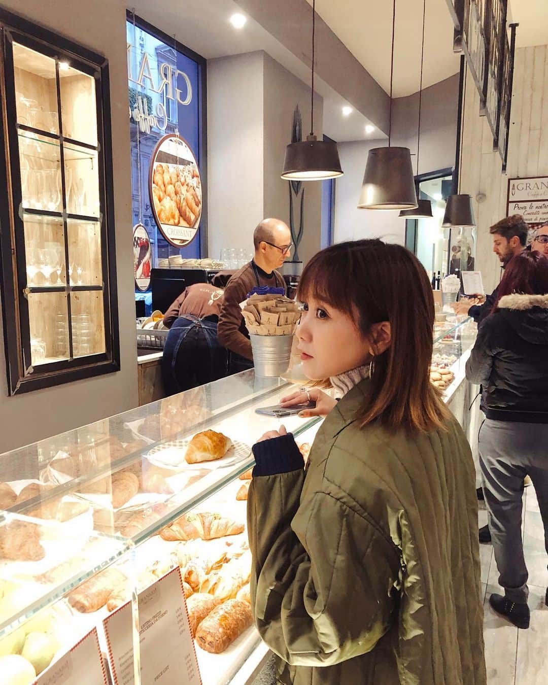のインスタグラム：「ミラノで朝カフェ朝ごはん☕️﻿ この日は珍しくお砂糖を入れた甘〜いコーヒーをぐいっと。﻿ ﻿ 旅でも毎日の生活でも、整える瞬間があるとほっとします。﻿ 昔はリラックスは嗜好品とか贅沢なものだと思ってたけど、心と身体に必要不可欠なものだって知ってから、意図的にゆるめるようにしてるよ。﻿ ﻿ ﻿ #ミラノ #Milano #たなか旅メモ #イタリア #italy #髪の毛後ろがぼーんてなってるのが気になりすぎる #あれ私だけかな」