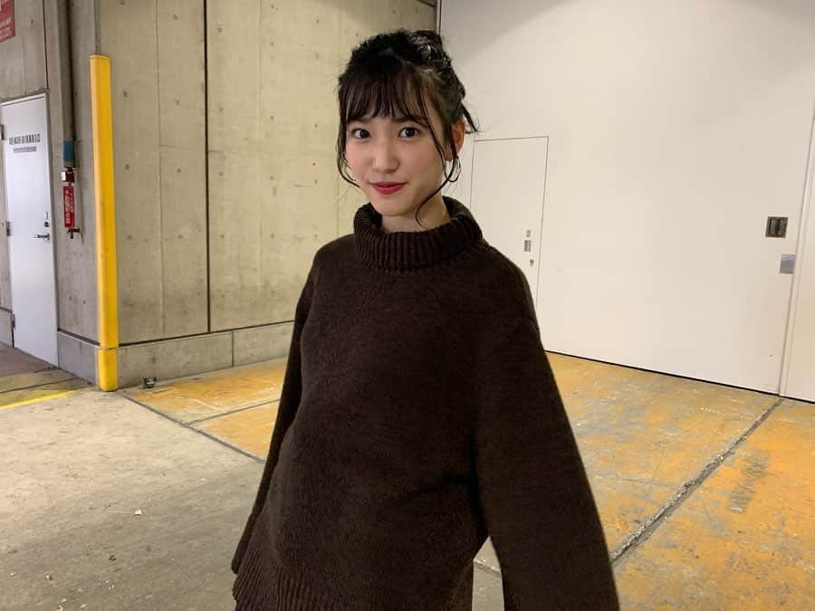 のインスタグラム：「11/23 握手会ありがとうございました🧶  みうDは正義🦸‍♀️🦸‍♂️ たくさん元気もらいました！  また早く会おうね♪  今回のコーデは ニット → @moussyofficial  スカート（ママのおさがり♪） → arbalosa 靴 → @cecilmcbee_official  #AKB48 #おだんごヘア  #moussy  #パシフィコ横浜  #握手会 #下尾みう」