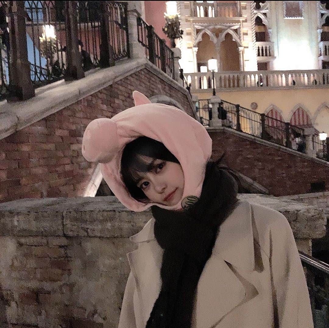 前田亜美のインスタグラム：「. . 🐖♡. . . ぶたさん𓃟⋆⋆. . . #ディズニーシー #DisneySea #ディズニー #ディズニーコーデ」