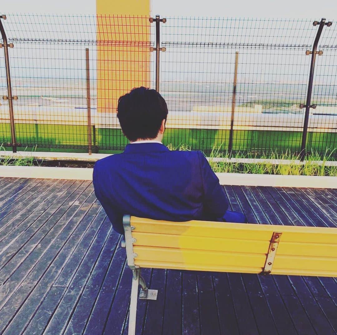 おっさんずラブ 武蔵の部屋のインスタグラム：「黒澤杯卓球大会を開催して、皆と絆を深めようとしたのですが、ついつい荒ぶってしまいました。反省です。 #もうこれ以上 #好きになるのはやめよう #優しい春田君を困らせたくはないし #ひとりの父親として娘を応援したい #四宮君にも申し訳ないな誕生日だというのに #ああでも #どうしたってこぼれ落ちる涙をどうしたらいいのだろう #嫌いになりたいよなりたいのに #嫌いになんてなれないよ」