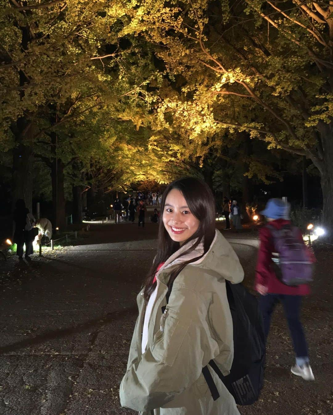 白鳥羽純のインスタグラム：「🍁 今年も銀杏の季節がやってきましたよ〜 昭和記念公園で秋の夜散歩〜  外苑前もそろそろだね 今日、雨風強かったからちょっと心配  #昭和記念公園いちょう並木 #秋の夜散歩 #startoffall #fallinjapan」