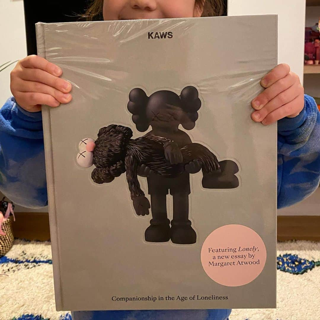 KAWSONEさんのインスタグラム写真 - (KAWSONEInstagram)「Just received the first copies of KAWS : Companionship in the Age of Loneliness published by @ngvmelbourne to go with our exhibition that’s up at the moment.. #KAWS #NGV」11月24日 0時13分 - kaws