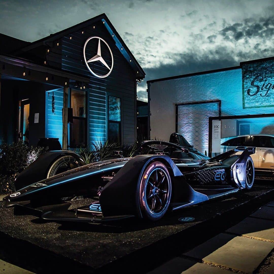 メルセデス・ベンツさんのインスタグラム写真 - (メルセデス・ベンツInstagram)「Our motor sport vision is defined by power, elegance, quality, EQ and hybrid technology. The Mercedes-Benz Motorsport calendar 2020 has it all for you! Click on the shopping tag to get yours! 🏎 #MercedesBenz #Motorsport #Calendar #F1 #FormulaE #EQ #switchtoEQ #enjoyelectric」11月24日 0時21分 - mercedesbenz