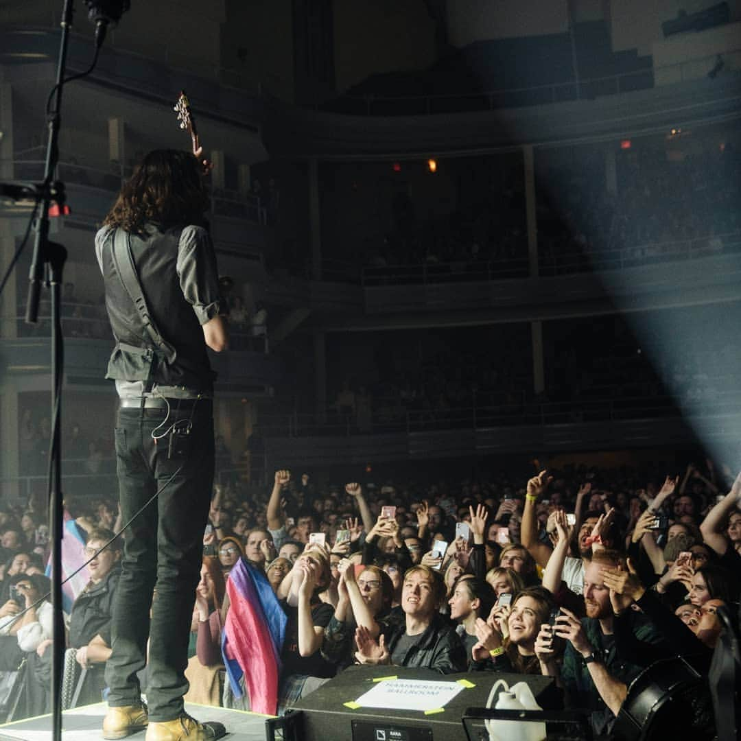 ホージアさんのインスタグラム写真 - (ホージアInstagram)「Night two. Thanks so much for  being such a wonderful crowd and giving me your Friday night! Was such a joy, back again tonight 🖤 📸 @sydgaw」11月24日 0時25分 - hozier