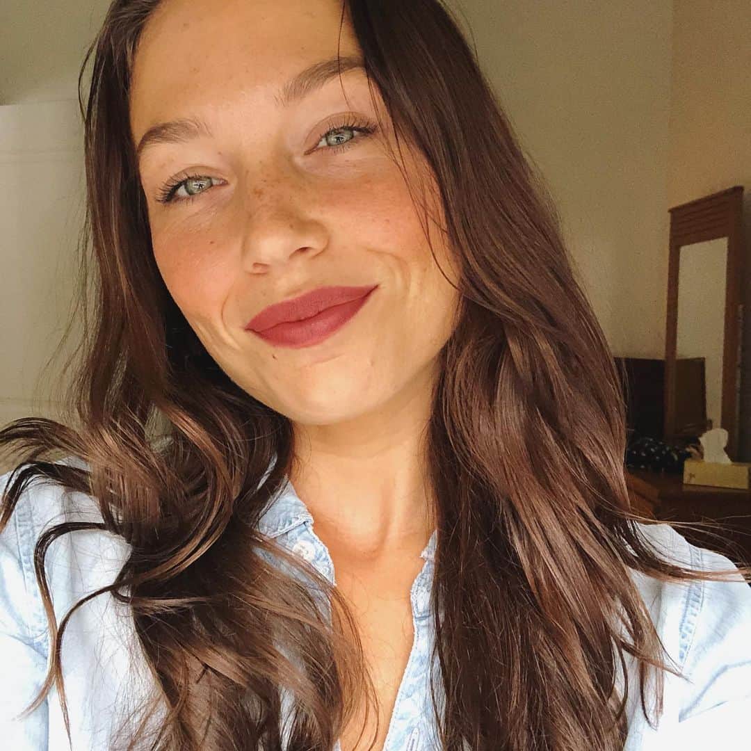 Nicole Mejiaのインスタグラム：「A post to say “THANK YOU!” to all who sent birthday messages this week. 🎈 30 was full of so much growth and I’m grateful for all of it. For every lesson, for every obstacle, for every triumph, for every person I’ve crossed paths with, for every single thing. This past year has both stripped me down and shaped me, making clear what and who is important. I walked into 31 feeling more centered, on purpose, and confident than I’ve ever felt before. It’s a powerful thing to know who you are and where you’re going; but to get to this level of newfound clarity, I had to keep moving forward despite a great deal of uncertainty. I am grateful that I had staying power during those dark night and confusing days. I’m grateful that I had people I could trust in and lean on during those times. I’m grateful that I can clearly see the patterns of life and know to hold fast when things get confusing or difficult. I understand that “the only way out is through” and that, in these times, what I need is patience, introspection and honest conversation with myself and others. I’m grateful for the healing gift of love and companionship. I’m grateful that I don’t need material possessions to make me feel worthy or fulfilled. That belief plagued me for a long time and was what drove my ambition for the first few years I was in business. I’m grateful for the gift of fear. It’s helped me pause and heal over the last two years. I’m grateful for the gift or courage. It’s helped me step out despite that fear. I’m grateful for those who’ve reminded me who I am and what I’m capable of this year. I have been praying that God/Universe puts the right people in my path. I can’t tell you how powerful this beacon has been for me. I’m grateful to every human, place, experience, or lesson that’s poured into me. Thank you. I’m grateful for the Earth, for the healing power of nature, and for the elevating consciousness that’s sweeping the globe. Im grateful for how impactful personal testimony can be. Truth and vulnerability are the ways forward to lead, inspire, and connect. And lastly, I’m grateful for my inner wisdom, which grows stronger by the day. 🙏🏼 #thisis31」