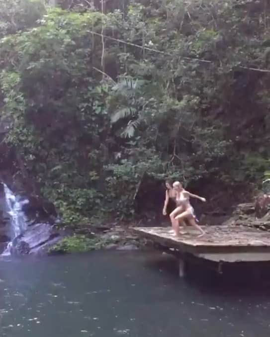 のインスタグラム：「running around Belize with  you 🥰」