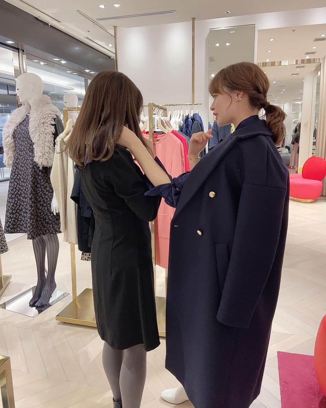 野崎萌香さんのインスタグラム写真 - (野崎萌香Instagram)「LOVE❤️Holiday Campaign A day to meet Moeka  @tarajarmon_jp at GINZA SIX  こちらはイベントの後半戦😁💓 . . .  @christelvieensemblefoundation が 主催する保護犬・保護猫の譲渡促進を目指した活動、 "Panel for Life"  @panelforlife に賛同したタラジャーモンは チャリティに参加しています🐩🐈❤️ 期間中の対象アイテムの売上金の 一部を寄付しています。 ﻿  自分が好きなお洋服を買うことが 動物たちの命を救うことに繋がるなんて なんて素晴らしいことなんでしょう。  このキャンペーンは11月30日までなので みんなも是非チェックして下さい。  私が着ているハートの ネイビーのONE PIECEは もちろん @tarajarmon_jp  @tarajarmon ❤️❤️❤️❤️❤️❤️ . . .  ファンでいてくれるみんなとshoppingしたり お喋りできて楽しかったなあ . . .  またこんな時間を作って みんなと笑顔で過ごせますように❤️」11月24日 0時49分 - moeka_nozaki