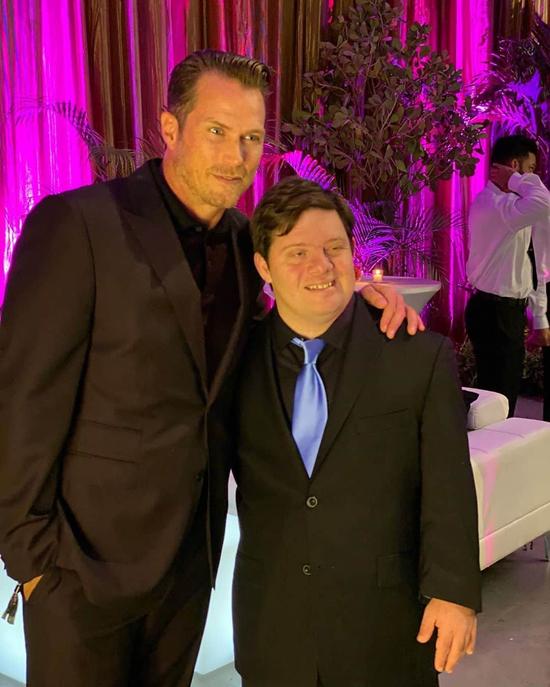 ジェイソン・ルイスのインスタグラム：「Real pleasure speaking with this fine actor, @zacharygottsagen and his two moms at the @bestbuddies gala last night!  Wishing you all the success and an #oscar win for @peanutbutterfalcon 🙌🏼」