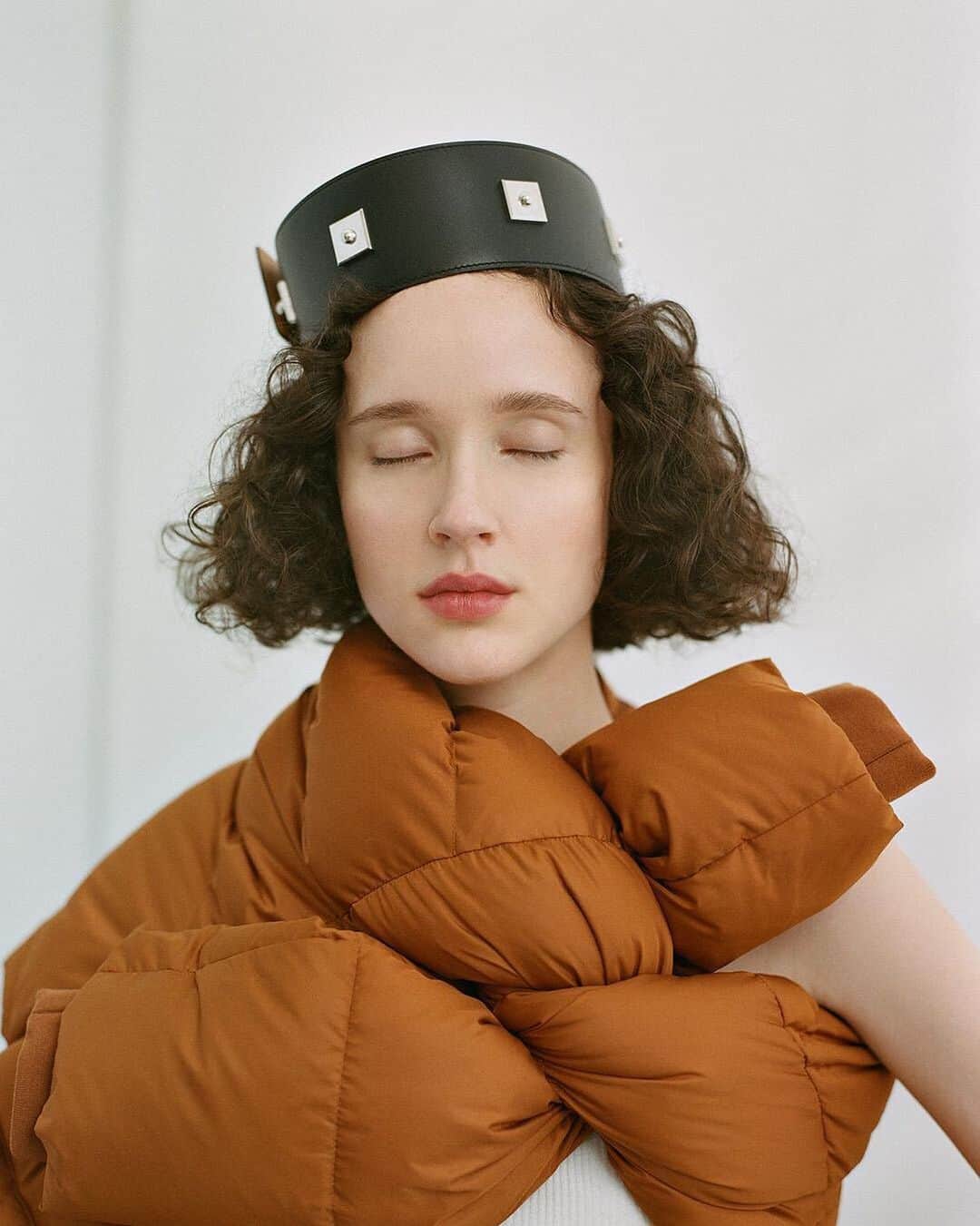 のインスタグラム：「Saturday 5pm. Unfitting n°7. Wearing my belt as a crown. Should I? #nappingprincess #comfy #staywarm #nightnight #puffdreams #regalbeauty #hermes #belt  Photography by @camilafalquez Styled by @jaimekaywaxman」